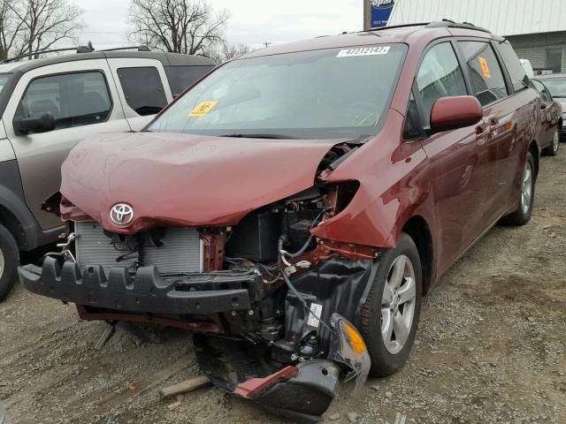 5TDKK3DCXGS733317 - 2016 TOYOTA SIENNA LE RED photo 2