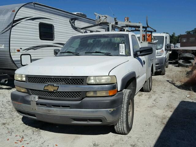 1GBHC24U82Z221433 - 2002 CHEVROLET SILVERADO WHITE photo 2