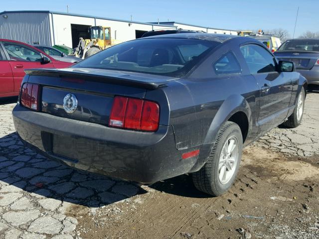 1ZVFT80N675361335 - 2007 FORD MUSTANG GRAY photo 4