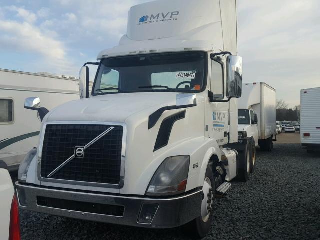 4V4NC9EG2CN554952 - 2012 VOLVO VN VNL WHITE photo 2