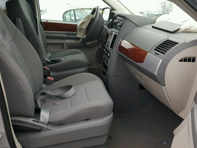 2A8HR54149R635517 - 2009 CHRYSLER TOWN & COU 银色 照片 5