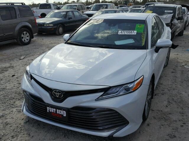 4T1B11HK3JU009573 - 2018 TOYOTA CAMRY L WHITE photo 2