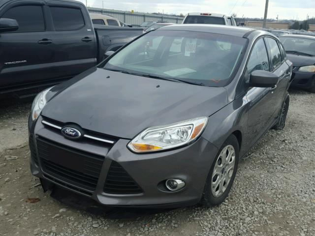 1FAHP3K25CL361411 - 2012 FORD FOCUS SE GRAY photo 2