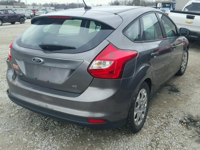 1FAHP3K25CL361411 - 2012 FORD FOCUS SE GRAY photo 4