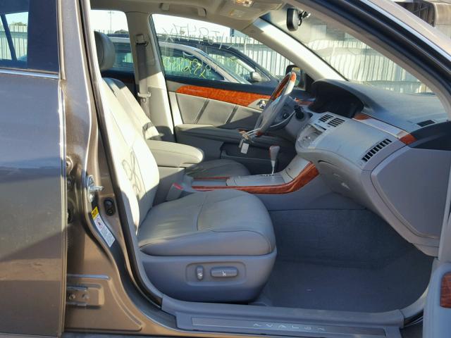 4T1BK36B05U011198 - 2005 TOYOTA AVALON XL GRAY photo 5