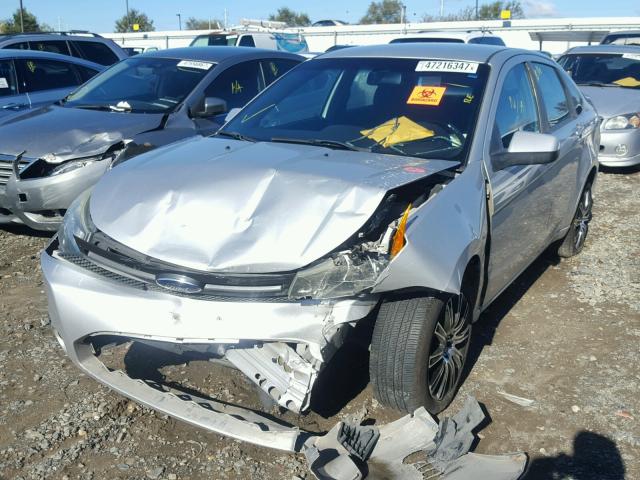 1FAHP3GN1AW114661 - 2010 FORD FOCUS SES SILVER photo 2