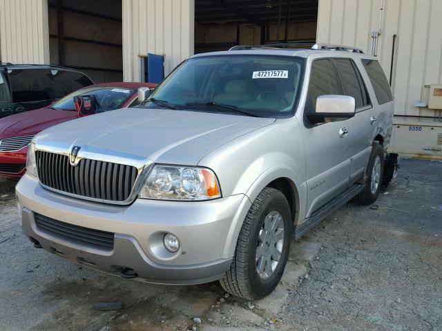 5LMFU27RX4LJ16866 - 2004 LINCOLN NAVIGATOR SILVER photo 2