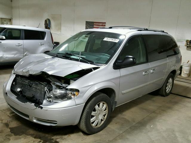 2A4GP54L46R861704 - 2006 CHRYSLER TOWN & COU SILVER photo 2