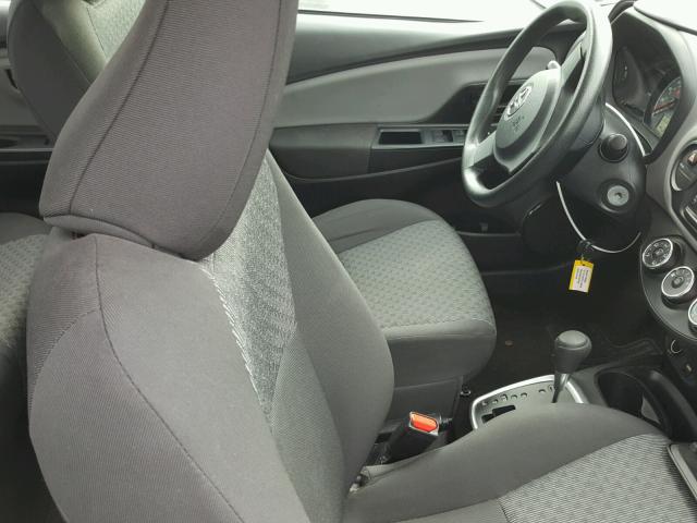 VNKKTUD35FA032139 - 2015 TOYOTA YARIS SILVER photo 5