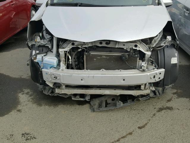 VNKKTUD35FA032139 - 2015 TOYOTA YARIS SILVER photo 9