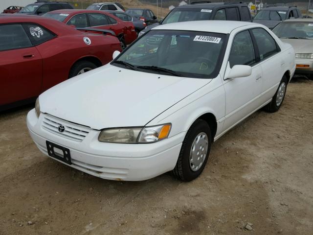 4T1BG22KXWU845756 - 1998 TOYOTA CAMRY CE WHITE photo 2