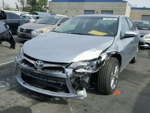 4T1BF1FK6HU426989 - 2017 TOYOTA CAMRY LE 银色 照片 2