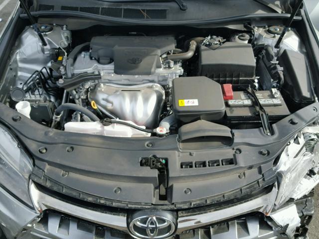 4T1BF1FK6HU426989 - 2017 TOYOTA CAMRY LE 银色 照片 7