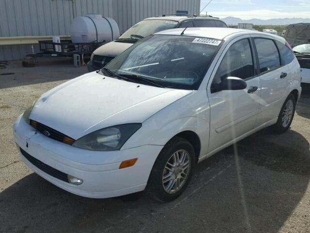 3FAHP37323R142263 - 2003 FORD FOCUS ZX5 WHITE photo 2