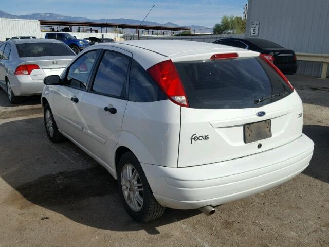 3FAHP37323R142263 - 2003 FORD FOCUS ZX5 WHITE photo 3