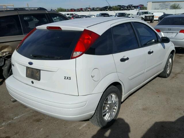 3FAHP37323R142263 - 2003 FORD FOCUS ZX5 WHITE photo 4