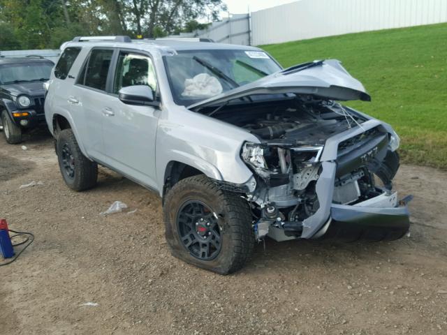 JTEBU5JR3H5458827 - 2017 TOYOTA 4RUNNER SR 灰色 照片 1