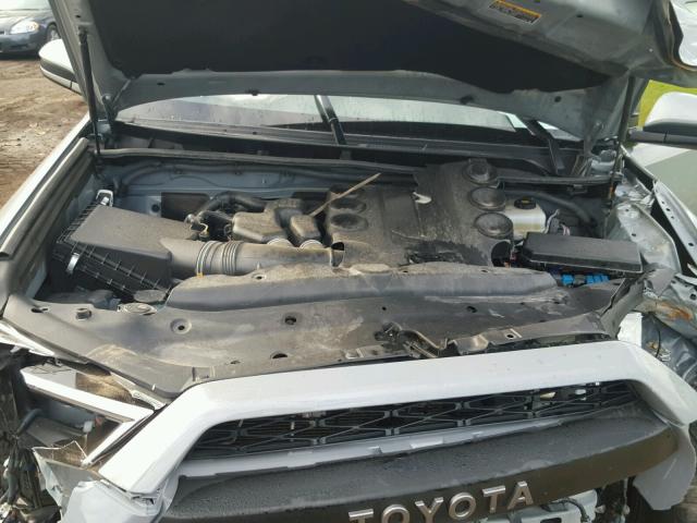 JTEBU5JR3H5458827 - 2017 TOYOTA 4RUNNER SR 灰色 照片 7