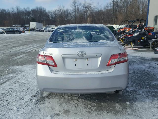 4T1BF3EK8BU777309 - 2011 TOYOTA CAMRY BASE SILVER photo 9