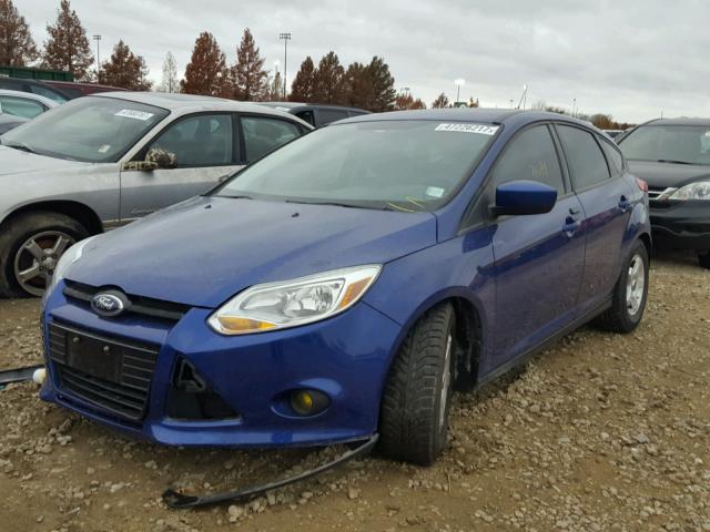 1FAHP3K28CL473846 - 2012 FORD FOCUS SE BLUE photo 2