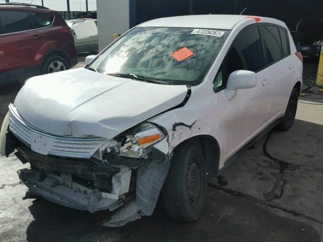 3N1BC13E48L424487 - 2008 NISSAN VERSA S WHITE photo 2