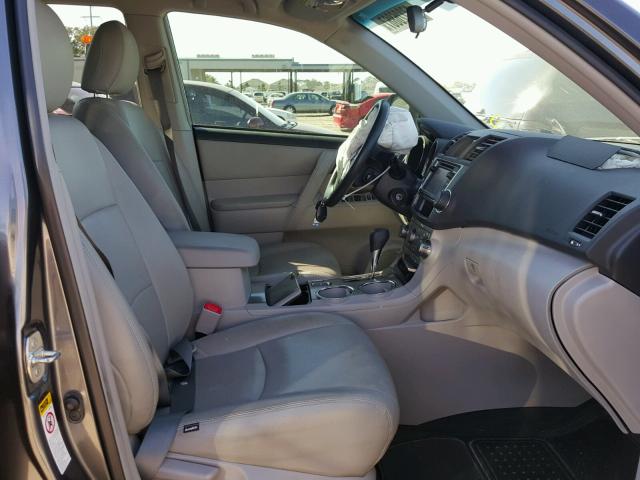 5TDZA3EH0DS035631 - 2013 TOYOTA HIGHLANDER GRAY photo 5