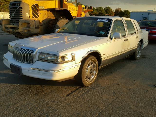 1LNLM82W0TY656038 - 1996 LINCOLN TOWN CAR S WHITE photo 2