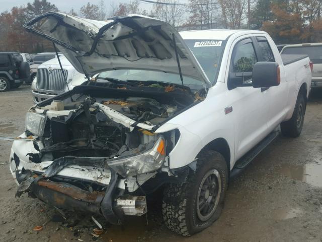 5TFUY5F18AX110794 - 2010 TOYOTA TUNDRA DOU WHITE photo 2