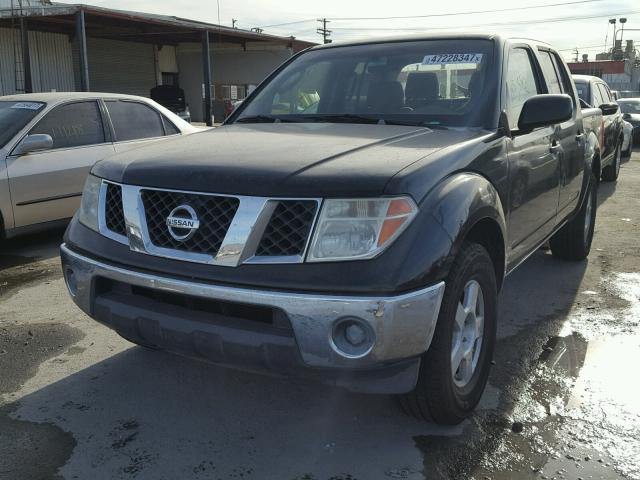 1N6AD07U66C476470 - 2006 NISSAN FRONTIER C BLACK photo 2