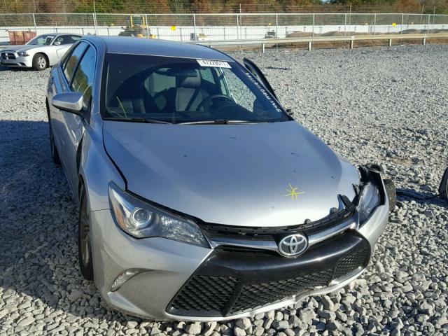 4T1BF1FK2FU957121 - 2015 TOYOTA CAMRY LE ვერცხლისფერი ფოტო 1