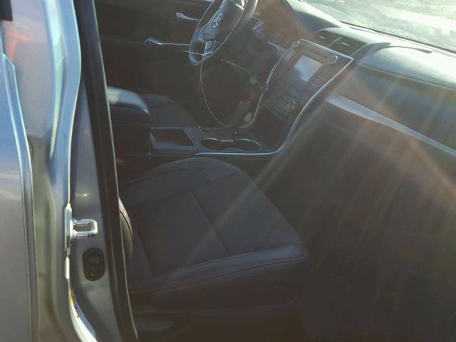 4T1BF1FK2FU957121 - 2015 TOYOTA CAMRY LE ვერცხლისფერი ფოტო 5