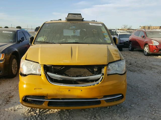 2A4RR5DG3BR765837 - 2011 CHRYSLER TOWN & COU YELLOW photo 9