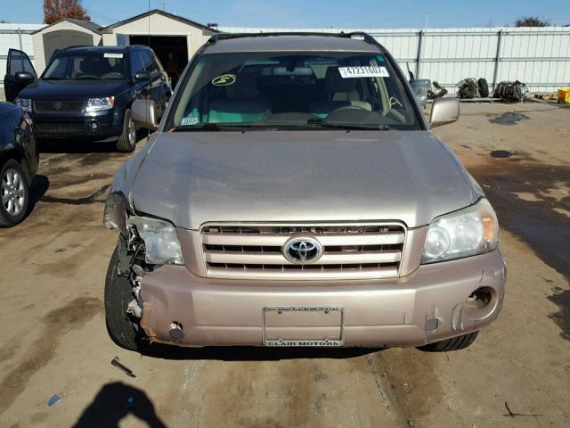 JTEHD21A240031245 - 2004 TOYOTA HIGHLANDER GOLD photo 9