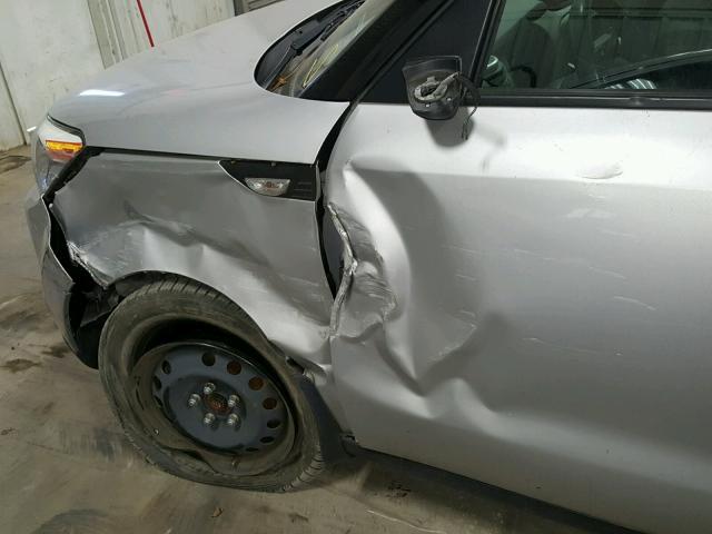 KNDJN2A23E7739153 - 2014 KIA SOUL SILVER photo 9