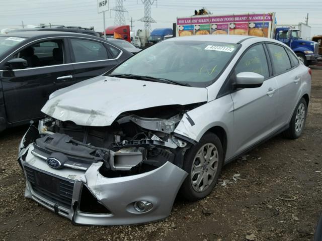 1FAHP3F24CL436710 - 2012 FORD FOCUS SE SILVER photo 2