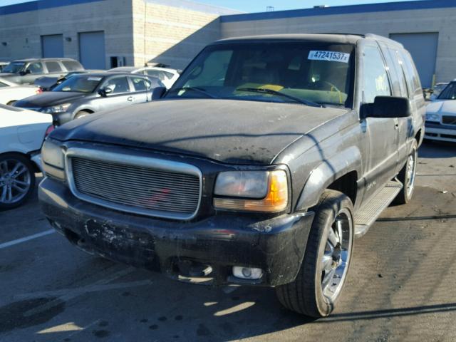 1GKEK13RXXR901175 - 1999 GMC DENALI BLACK photo 2