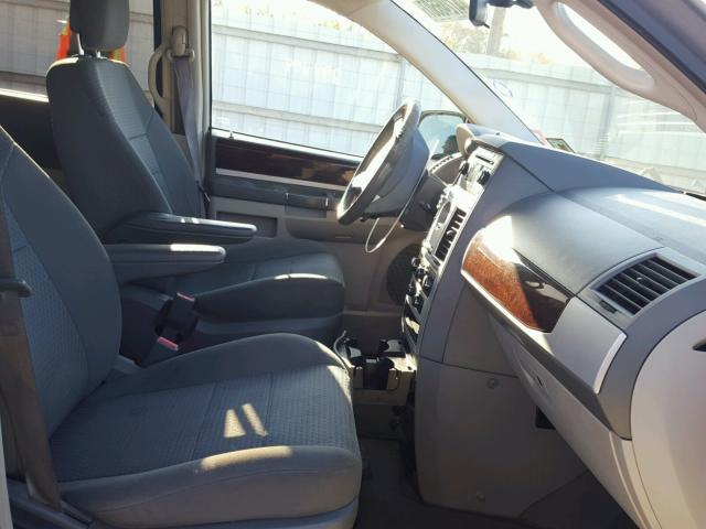 2A4RR5D17AR308829 - 2010 CHRYSLER TOWN & COU SILVER photo 5