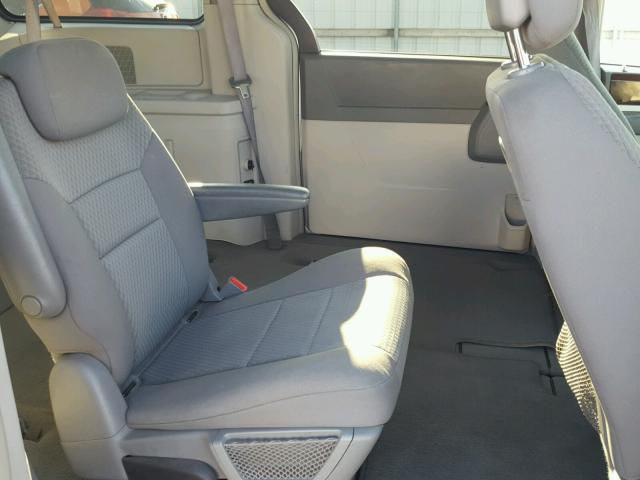 2A4RR5D17AR308829 - 2010 CHRYSLER TOWN & COU SILVER photo 6