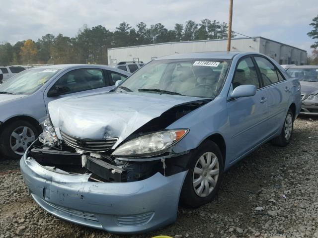 4T1BE32K15U960398 - 2005 TOYOTA CAMRY LE BLUE photo 2