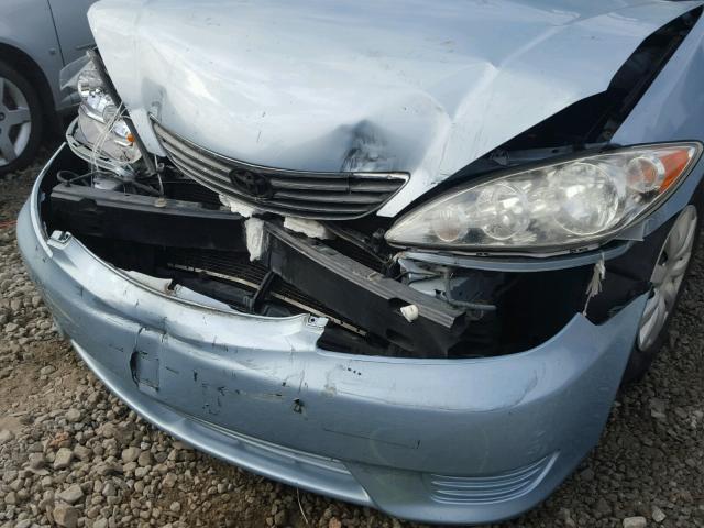 4T1BE32K15U960398 - 2005 TOYOTA CAMRY LE ლურჯი ფოტო 9