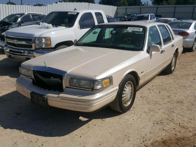 1LNLM83W9VY678346 - 1997 LINCOLN TOWN CAR C BEIGE photo 2