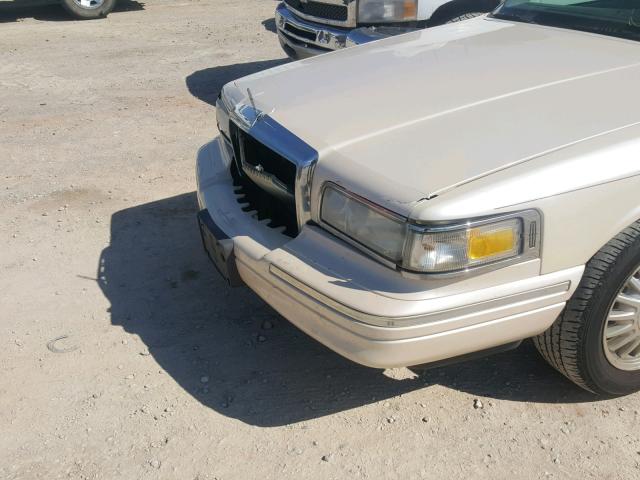 1LNLM83W9VY678346 - 1997 LINCOLN TOWN CAR C BEIGE photo 9