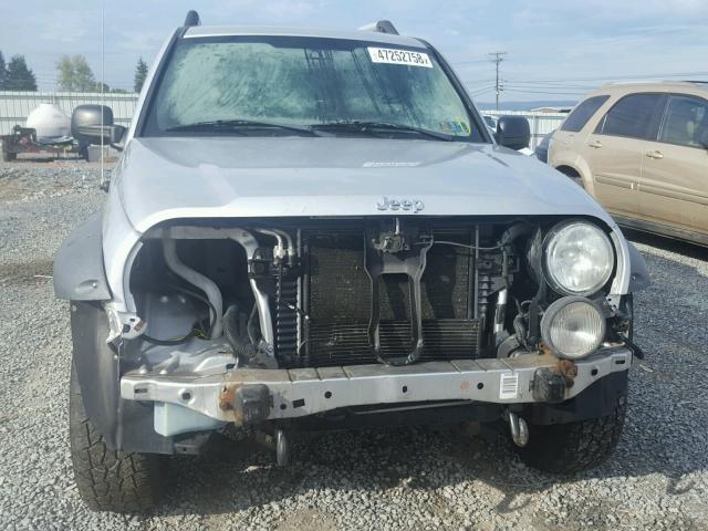 1J4GL38K86W293319 - 2006 JEEP LIBERTY RE SILVER photo 9