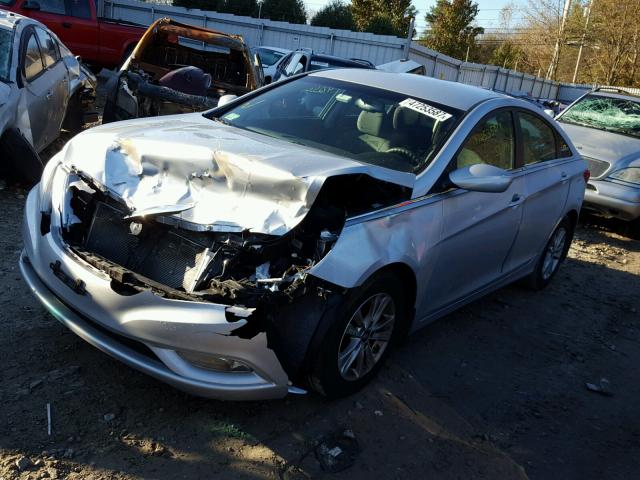 5NPEB4AC8DH637596 - 2013 HYUNDAI SONATA GLS SILVER photo 2