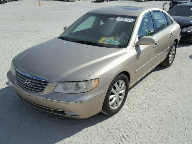 KMHFC46F56A106205 - 2006 HYUNDAI AZERA SE BEIGE photo 2