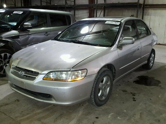 1HGCG1650WA054615 - 1998 HONDA ACCORD EX SILVER photo 2