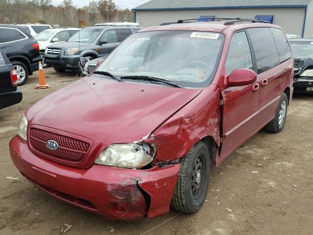 KNDUP131756629072 - 2005 KIA SEDONA EX RED photo 2