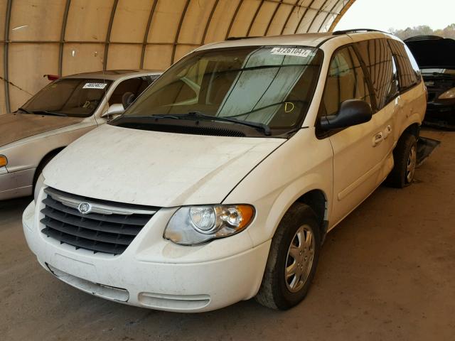 2C4GP44RX5R405967 - 2005 CHRYSLER TOWN & COU WHITE photo 2