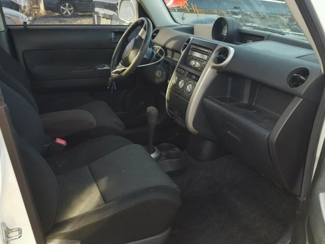 JTLKT324364086430 - 2006 TOYOTA SCION XB Blanco foto 5