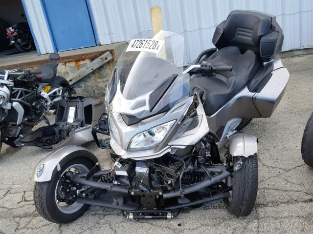 2BXJBWC17BV001894 - 2011 CAN-AM SPYDER ROA SILVER photo 2